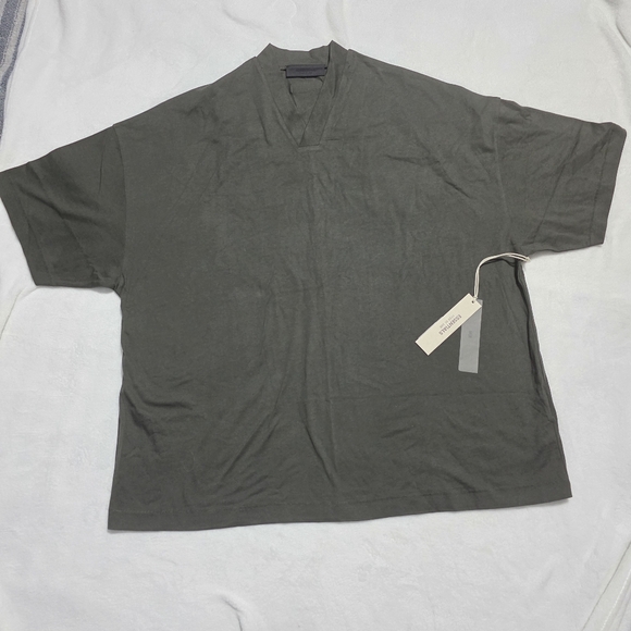 NWT FEAR OF GOD ESSENTIALS V-Neck T-shirt Ink Sz L - Picture 2 of 11